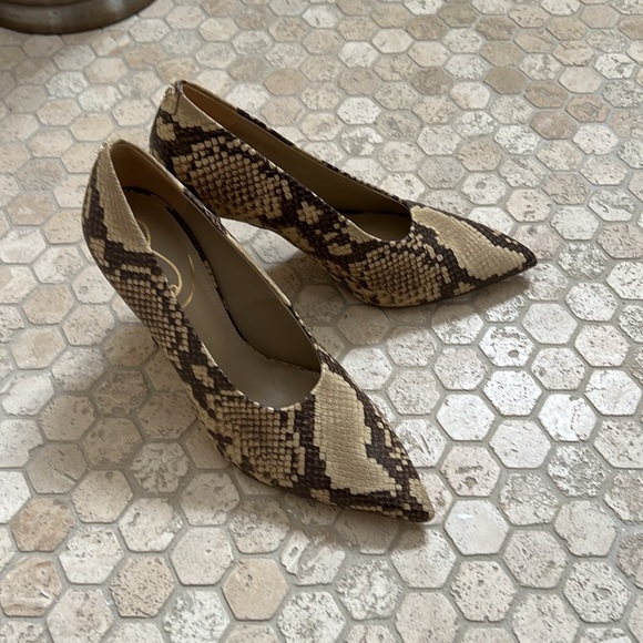 Sam Edelman Python print pumps - Picture 3 of 8